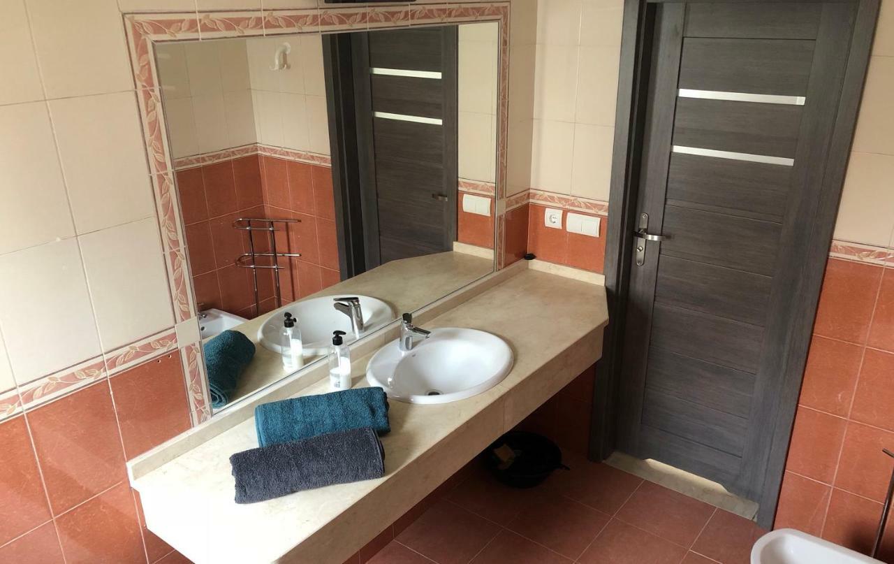 Seashape Apartment In Манилва Екстериор снимка